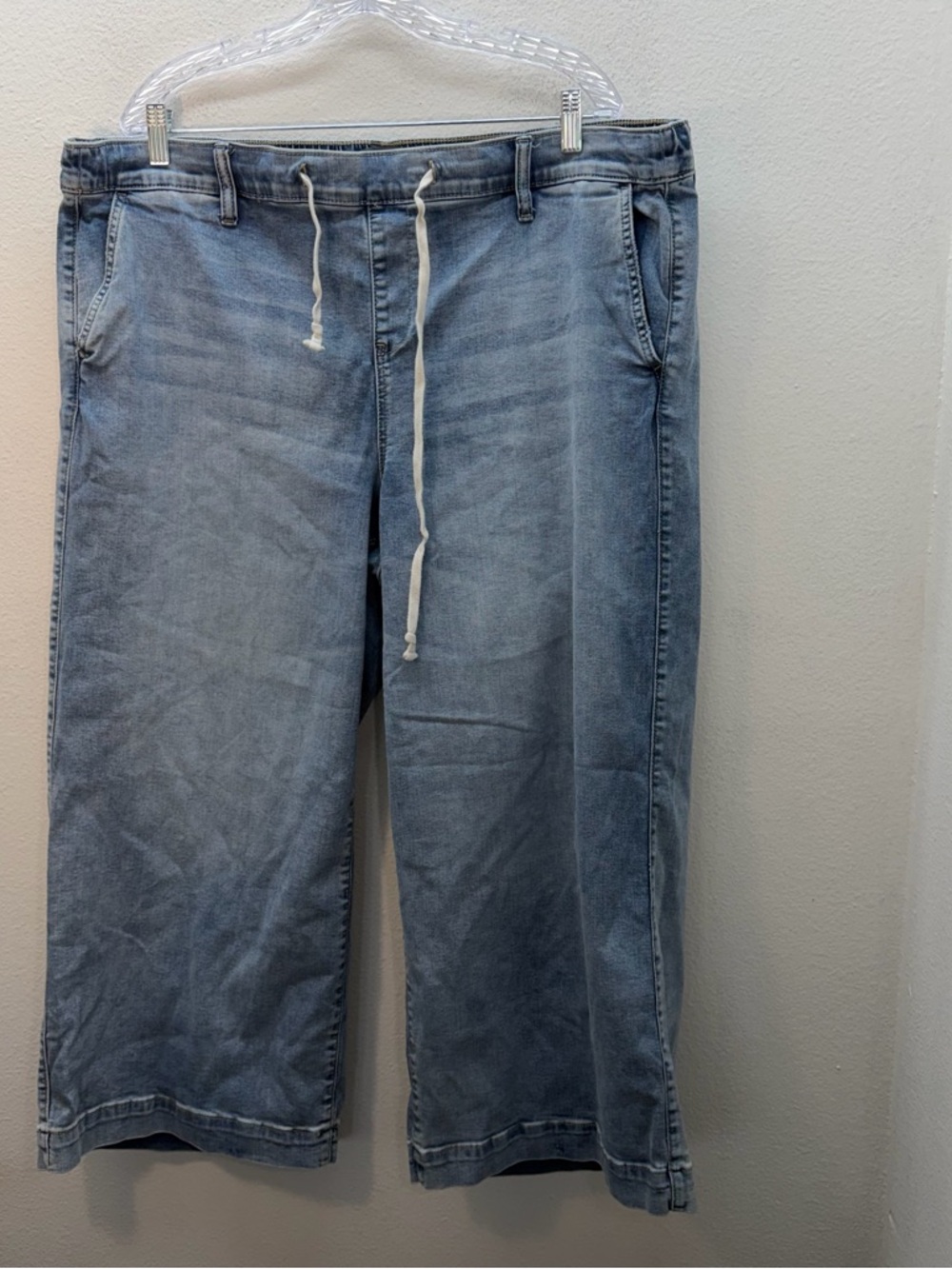 Torrid Pull On Wide Leg Jeans Cropped Medium Wash SZ 3 / 3XL Stretch denim